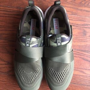 TIEM cycle shoes with cleats - new in box!